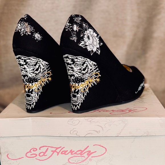 Ed Hardy Joyaus Wedge Heels Black Skull Floral Peep Toe Size 9 New w/ Box - Picture 7 of 8